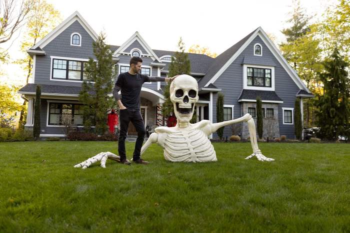 🎃Halloween Pre-sale 50% OFF🔥–Towering Skeleton with LED Eyes & Haunting Sounds👻(Limited Stock)
