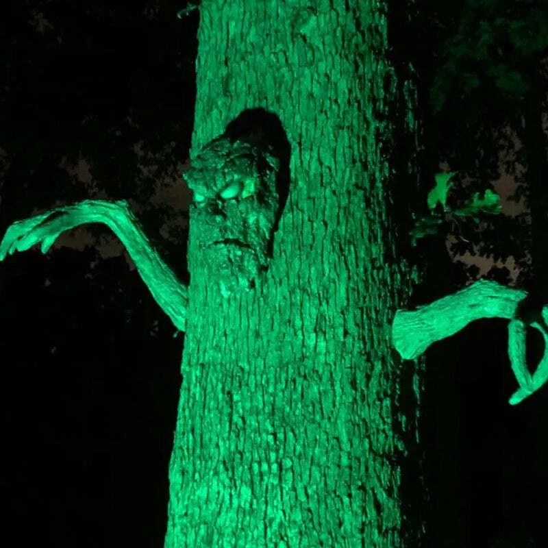 Kreative gruselige Baum-Halloween-Dekoration